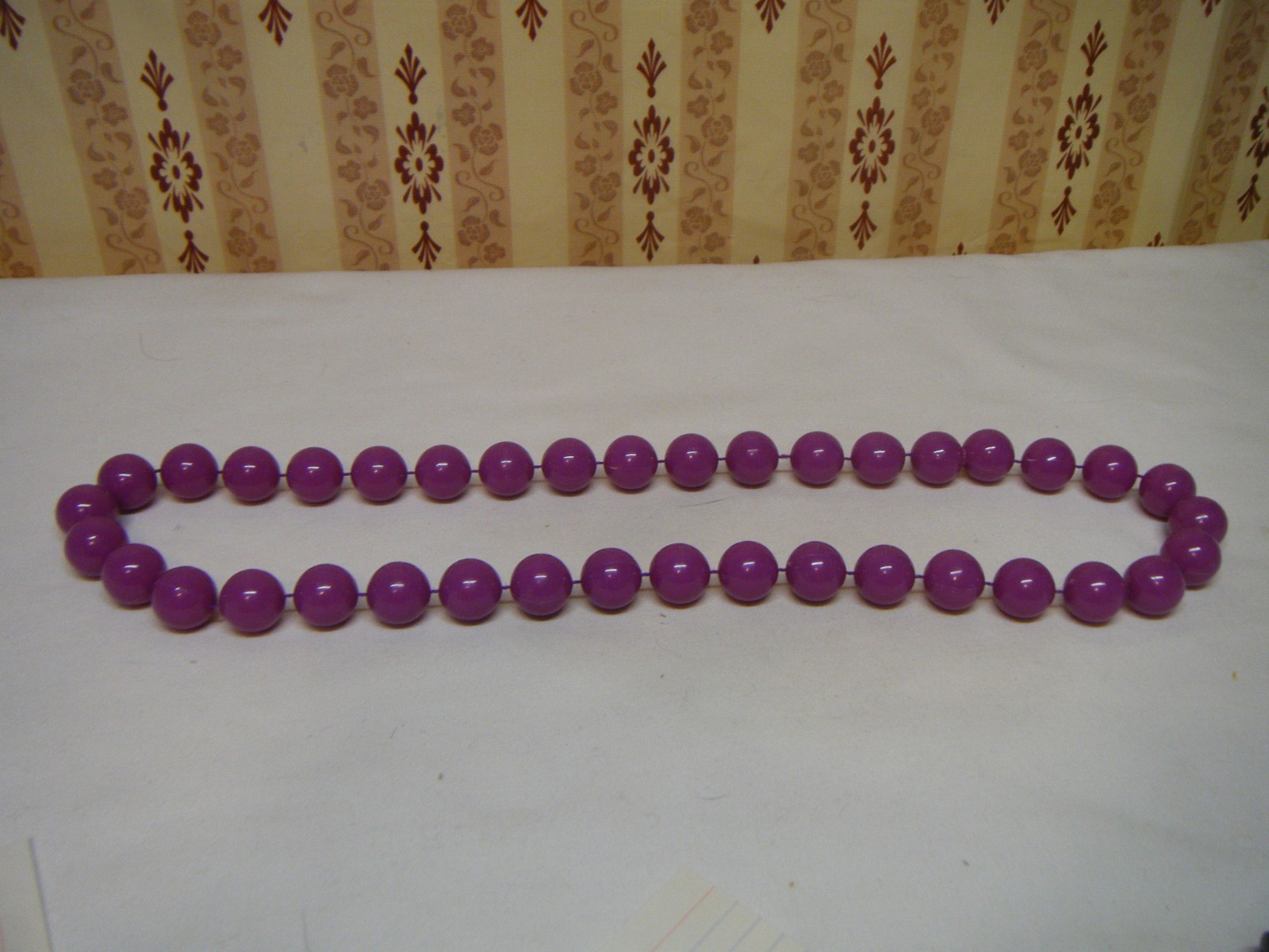 VINTAGE 28″ 17.5mm PURPLE BEADED NECKLACE, 38 PLASTIC BEADS D260425008