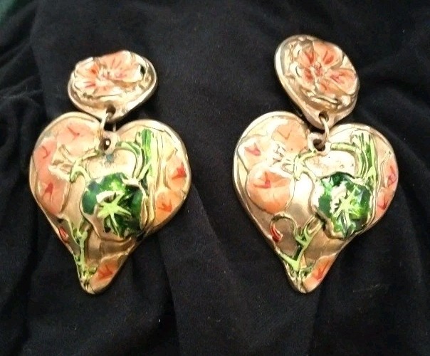 RARE VINTAGE 1980s LA ROSE POURPRE PARIS GOLDTONE FLORAL ENAMAL CLIP ON EARRINGS