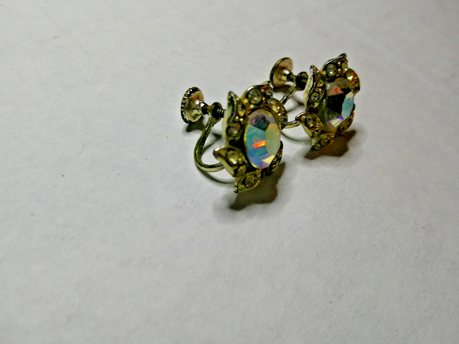 VINTAGE AURORA BOREALIS SCREW BACK EARINGS FLOWER SHAPE WITH CENTERED STONES