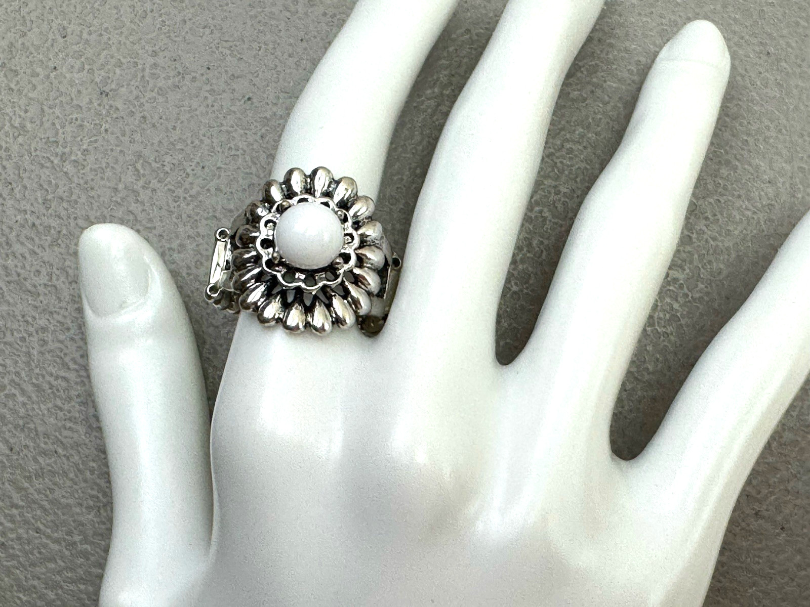 White Cabochon Silver Tone Stretch Band Ring Fashion Cocktail Size 9.5