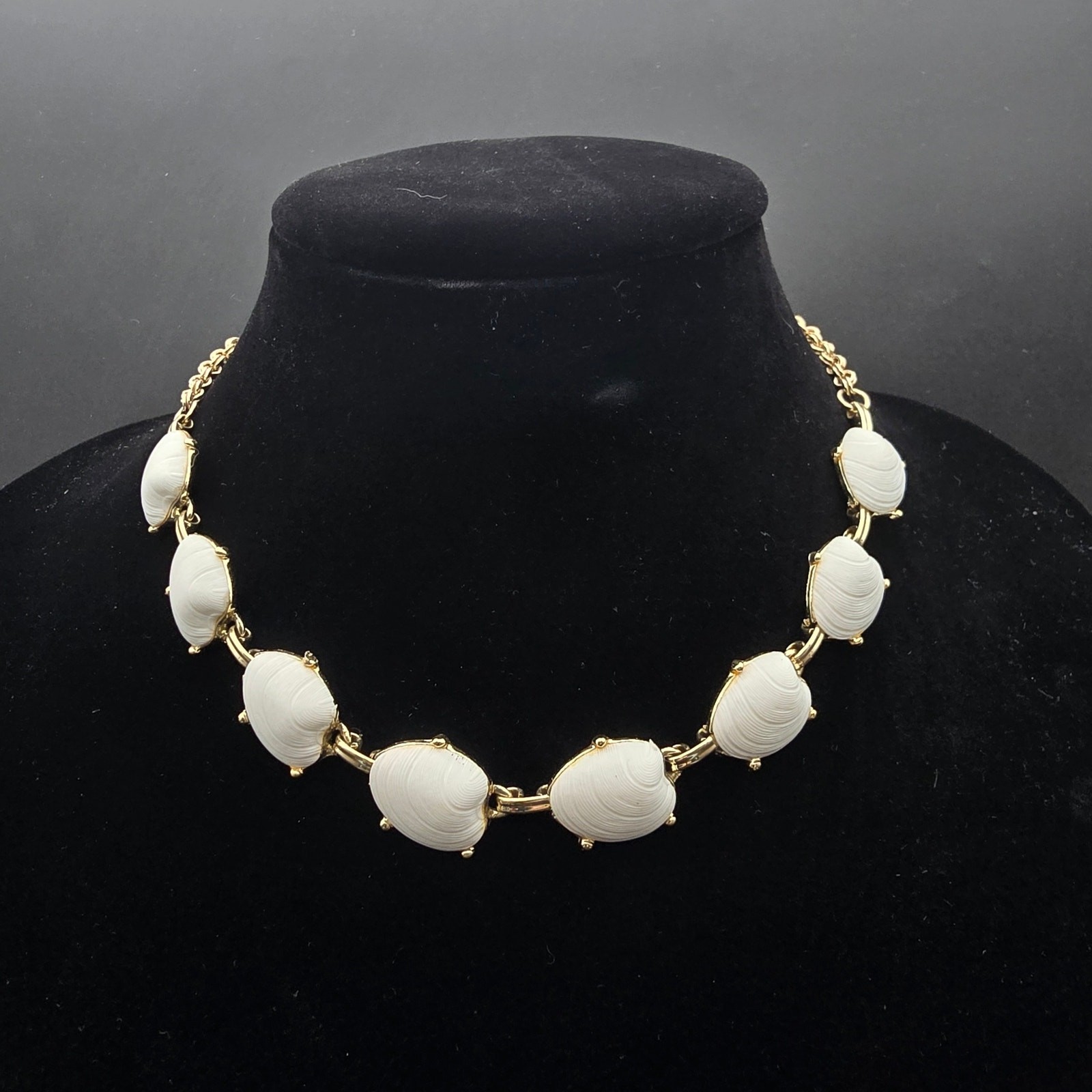 White Acrylic Sea Shell Collar Necklace Vintage Costume Jewelry Summer Beachy