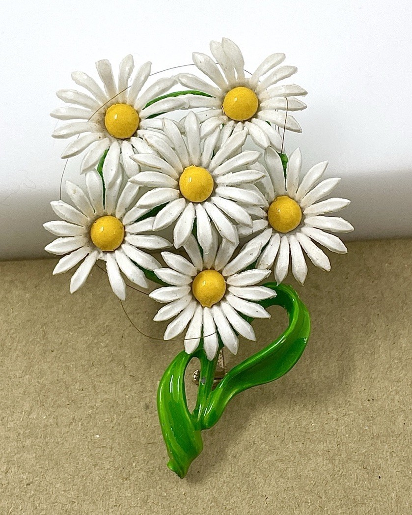 Cute vintage 60s 70s cottagecore 6 daisy dasies broach pin approximately 2 5/8”