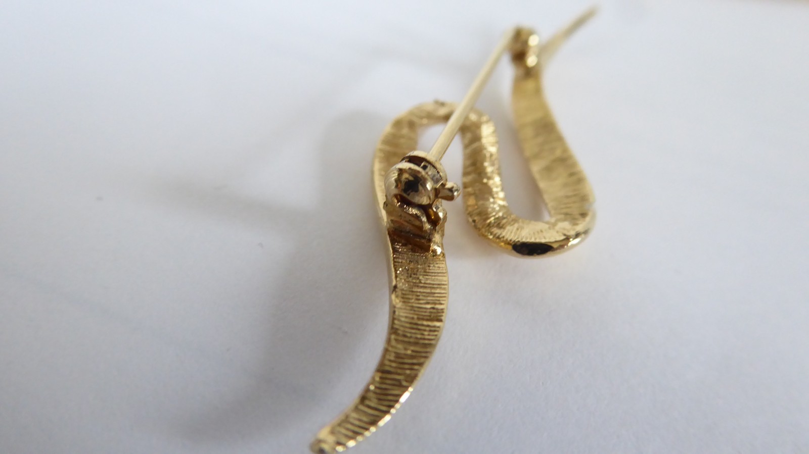 Vintage Gold Tone S RIBBON Brooch Pin Swoosh 2.25″ long Lapel Hat Good Condition