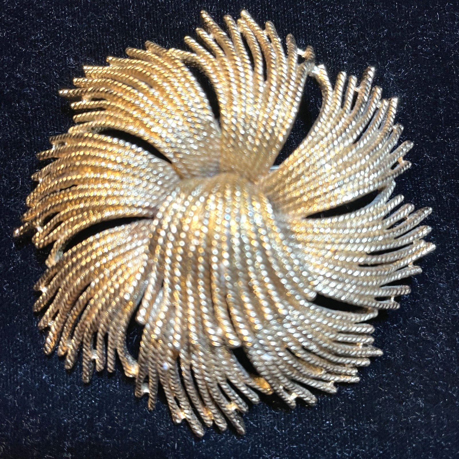VINTAGE MONET CORDELIA BROOCH GOLD TONE 2-3/4″ IN DIAMETER MINTY!