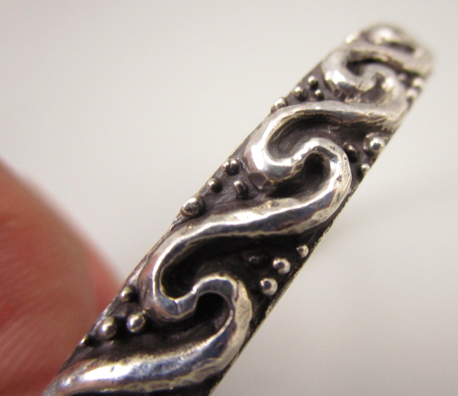 LOVELY DIAN MALOUF HEAVY STERLING SILVER SCROLL DESIGN BANGLE BRACELET 27.7G