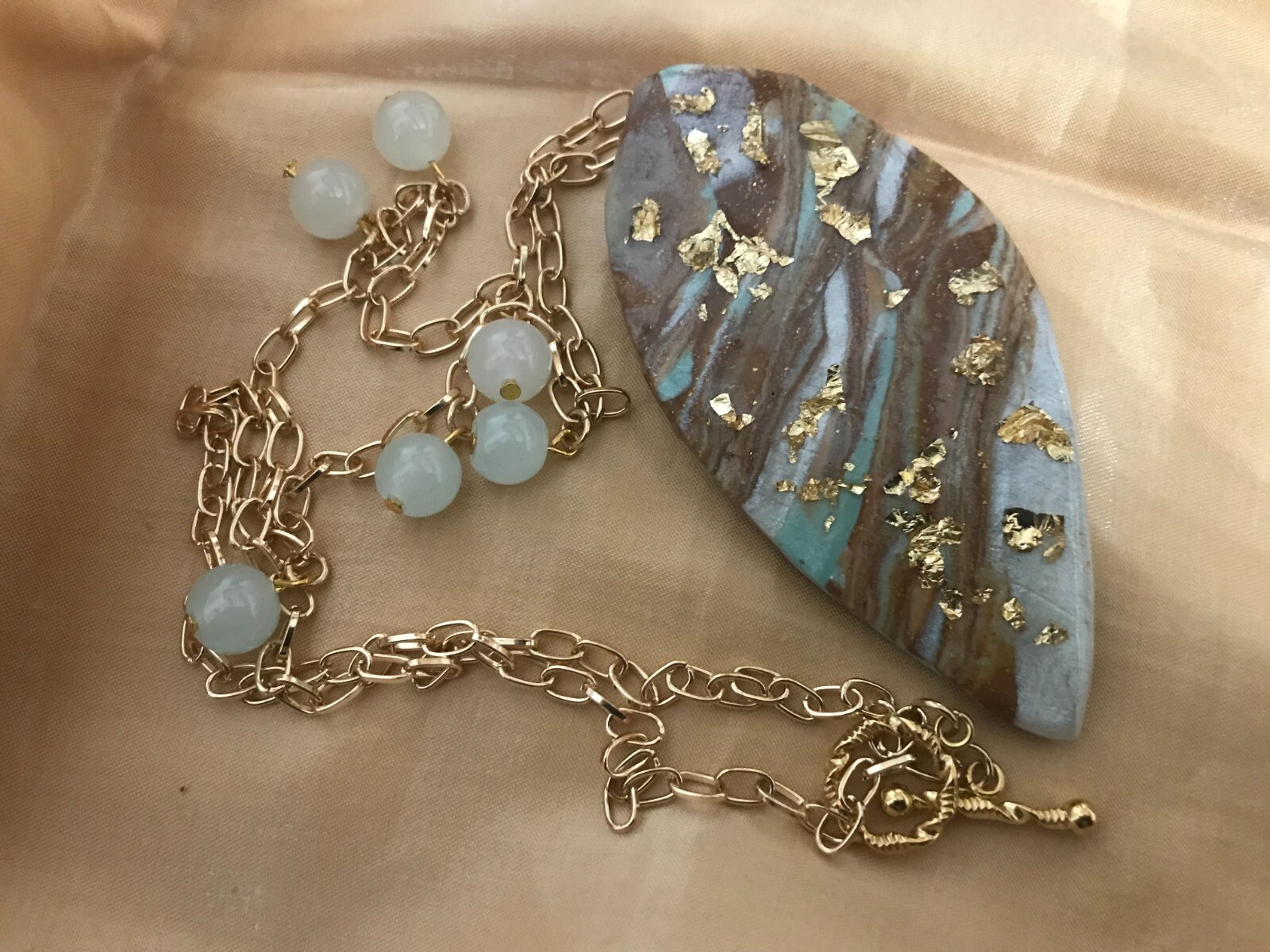 GOLD & BROWN TEARDROP SHAPE PENDANT NECKLACE WITH GOLD TONE PAPERCLIP CHAIN