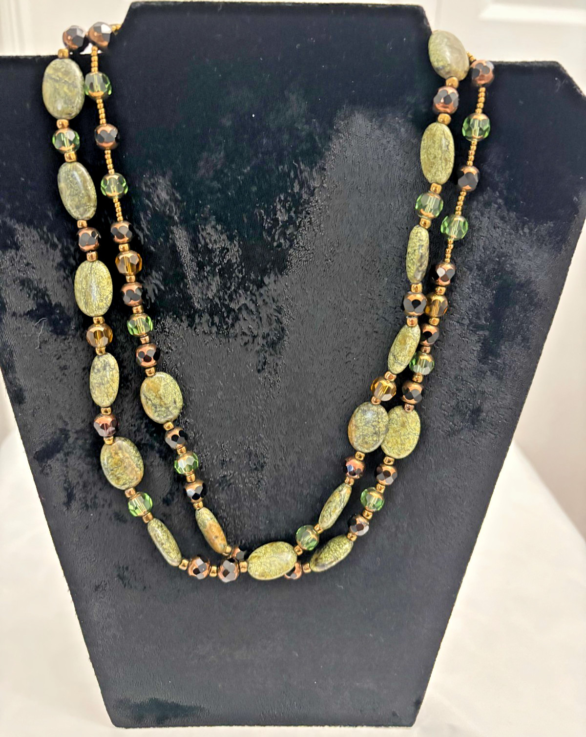 ESTATE HAND KNOTTED 20″ SERPENTINE JASPER/FACETED GLASS BEAD SERPENTINE NECKLACE