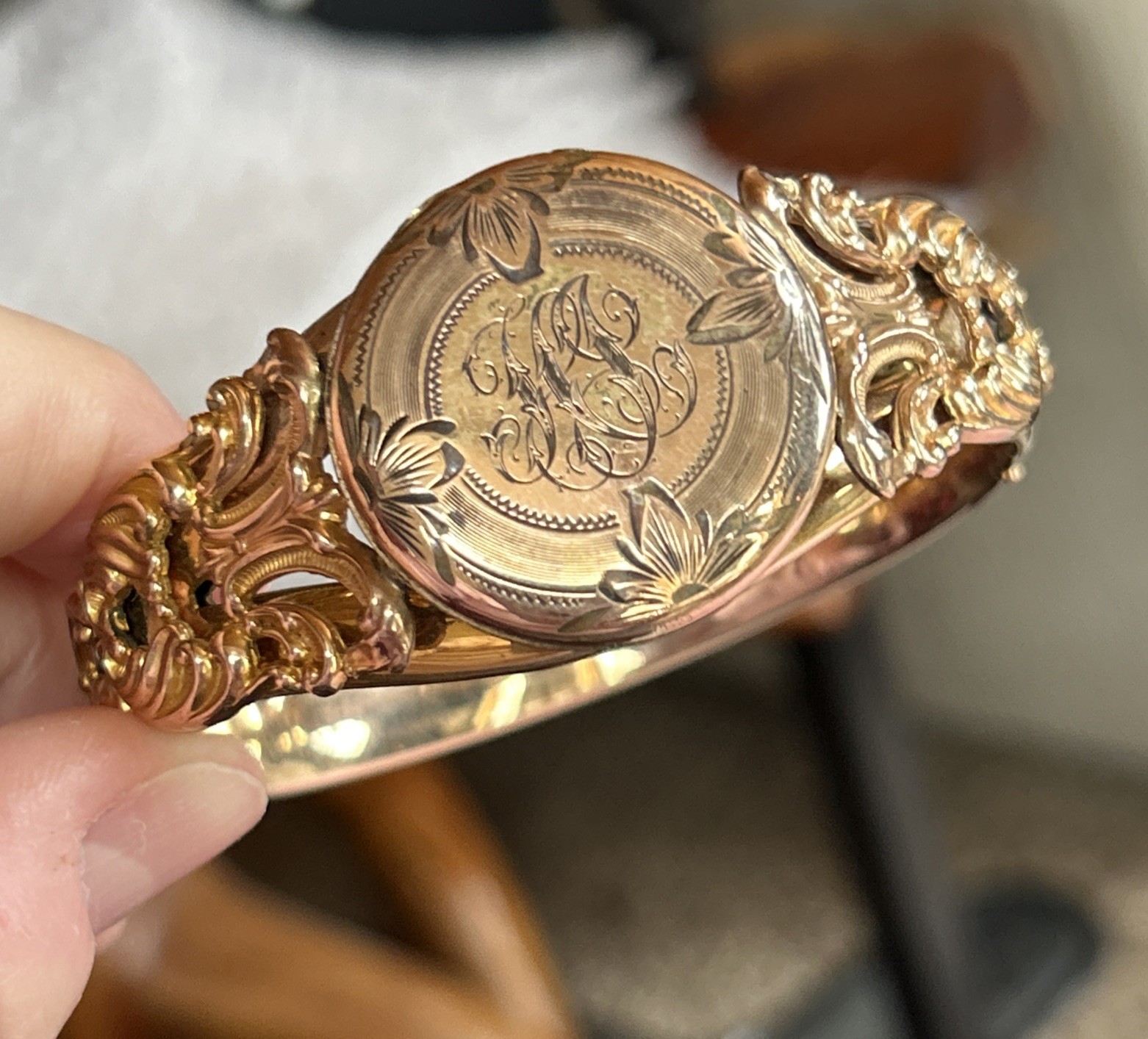 ANTIQUE 44g NOUVEAU 1/20 GOLD FILL E.M. Co HINGED PHOTO LOCKET BANGLE BRACELET