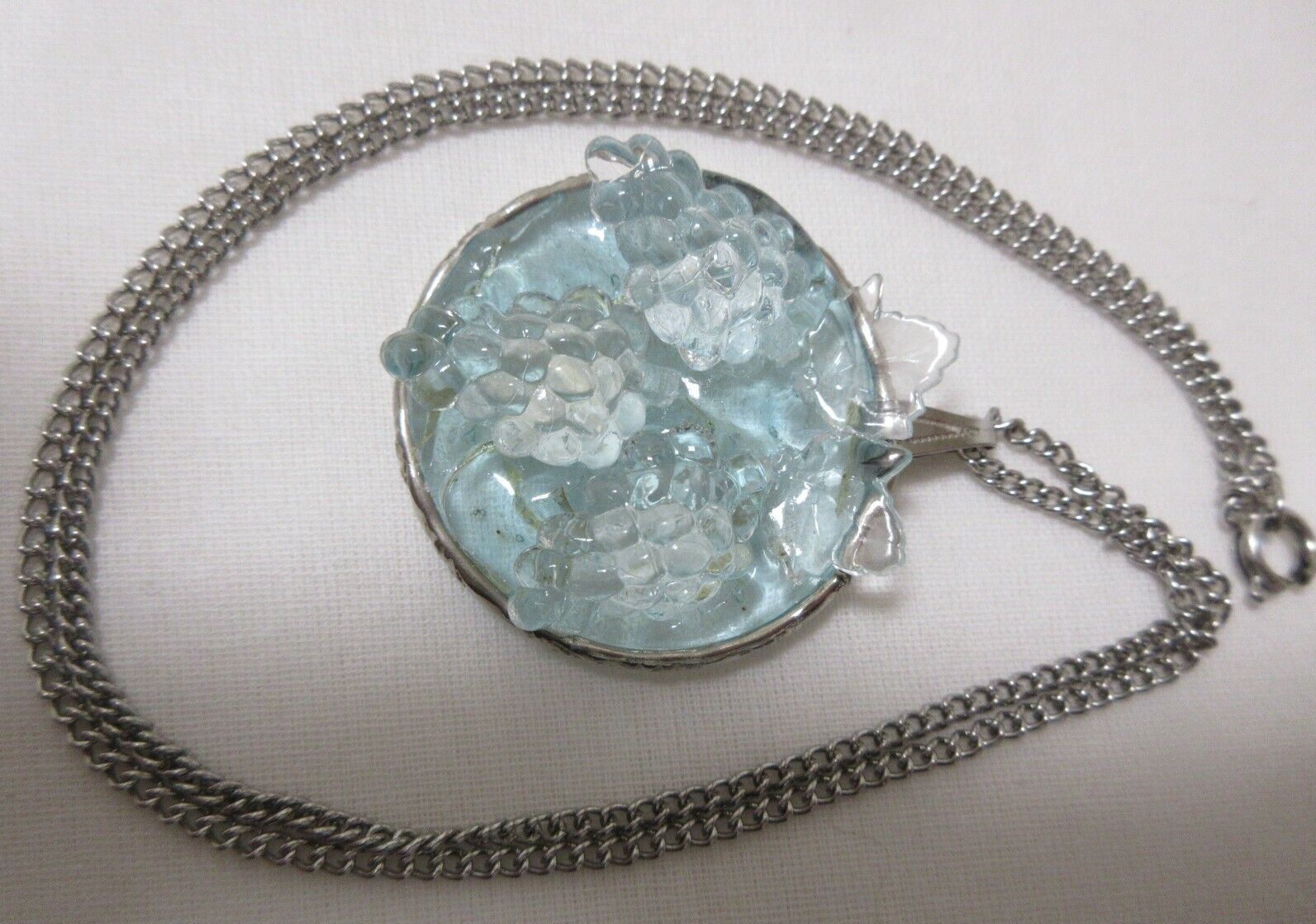Vintage Silver Tone Tinted Molded Lucite Grape Clusters Pendant Necklace 21″