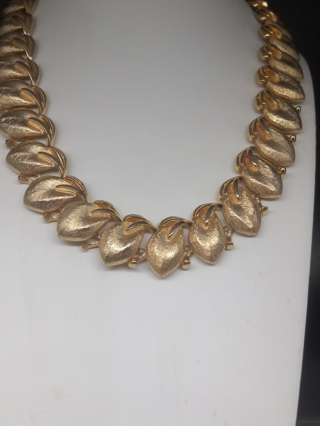 Vintage Intricately Designed Leaf Or Flower Bud Gold Tone Choker Necklace