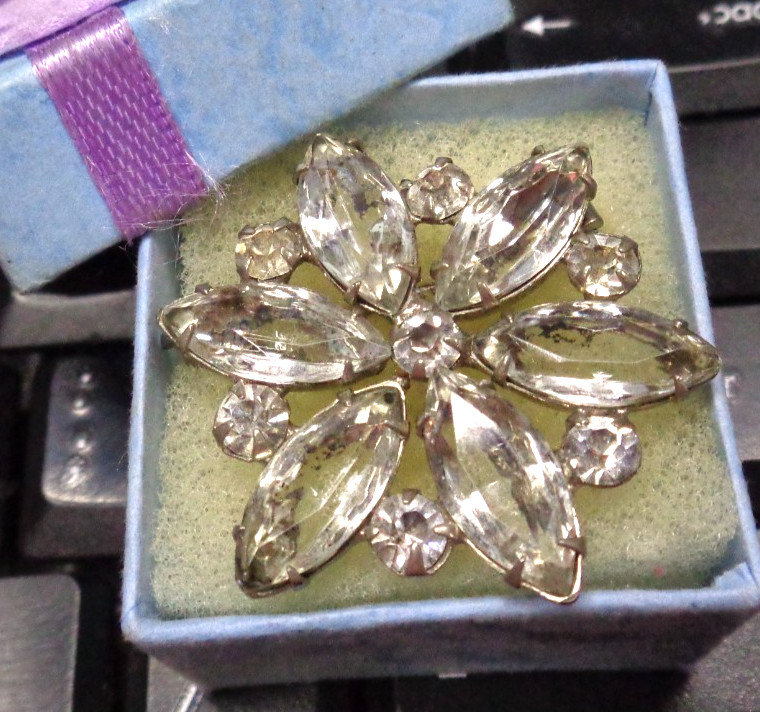 Vtg ESTATE Silvertone CLEAR Glass Prong Setting Rhinestone FLOWER Pin 1-3/8″ D