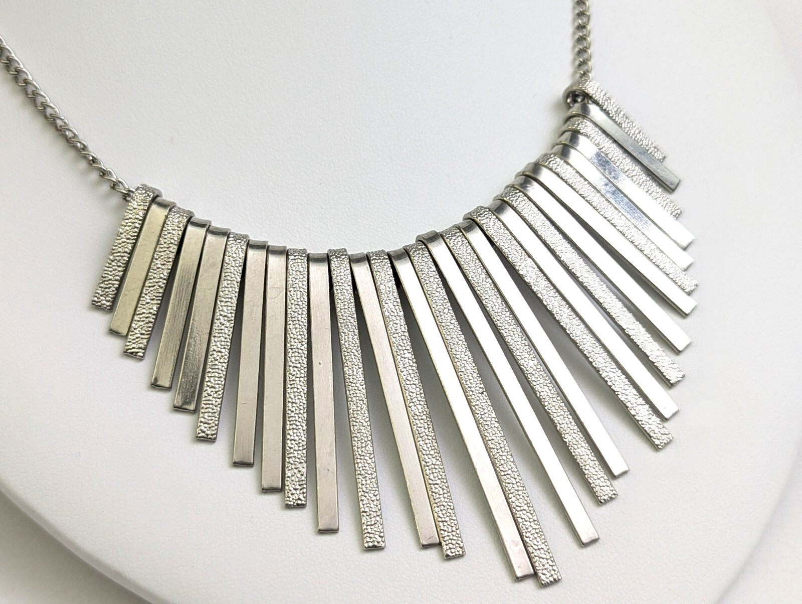 Vtg 2000’s Y2k Brutalist Modernist Texture Silver Fringe 18″ Collar Necklace