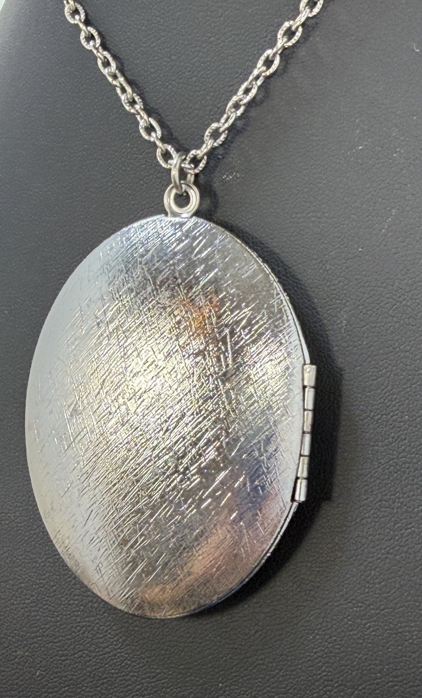 Vintage Large Oval Pastoral Scene Locket Pendant Necklace 30” Chain Silver Tone