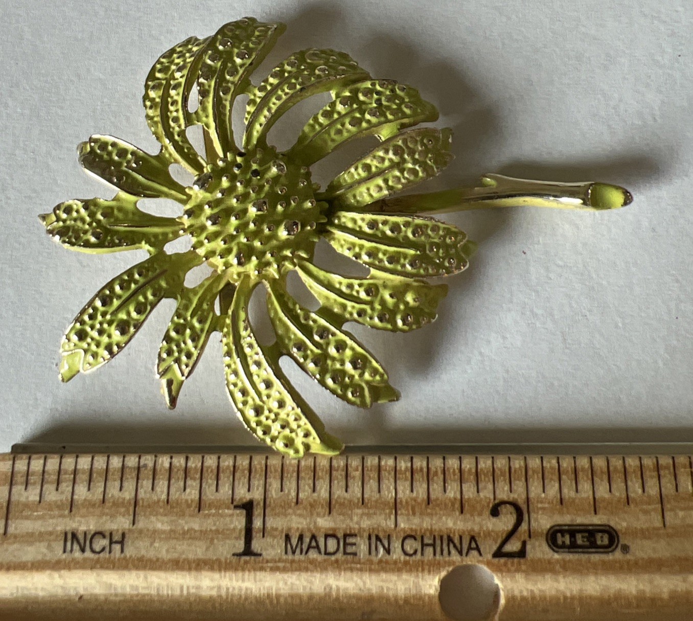Starburst Enamel Lime Green And Gold Tone Textured Retro Brooch Vtg P