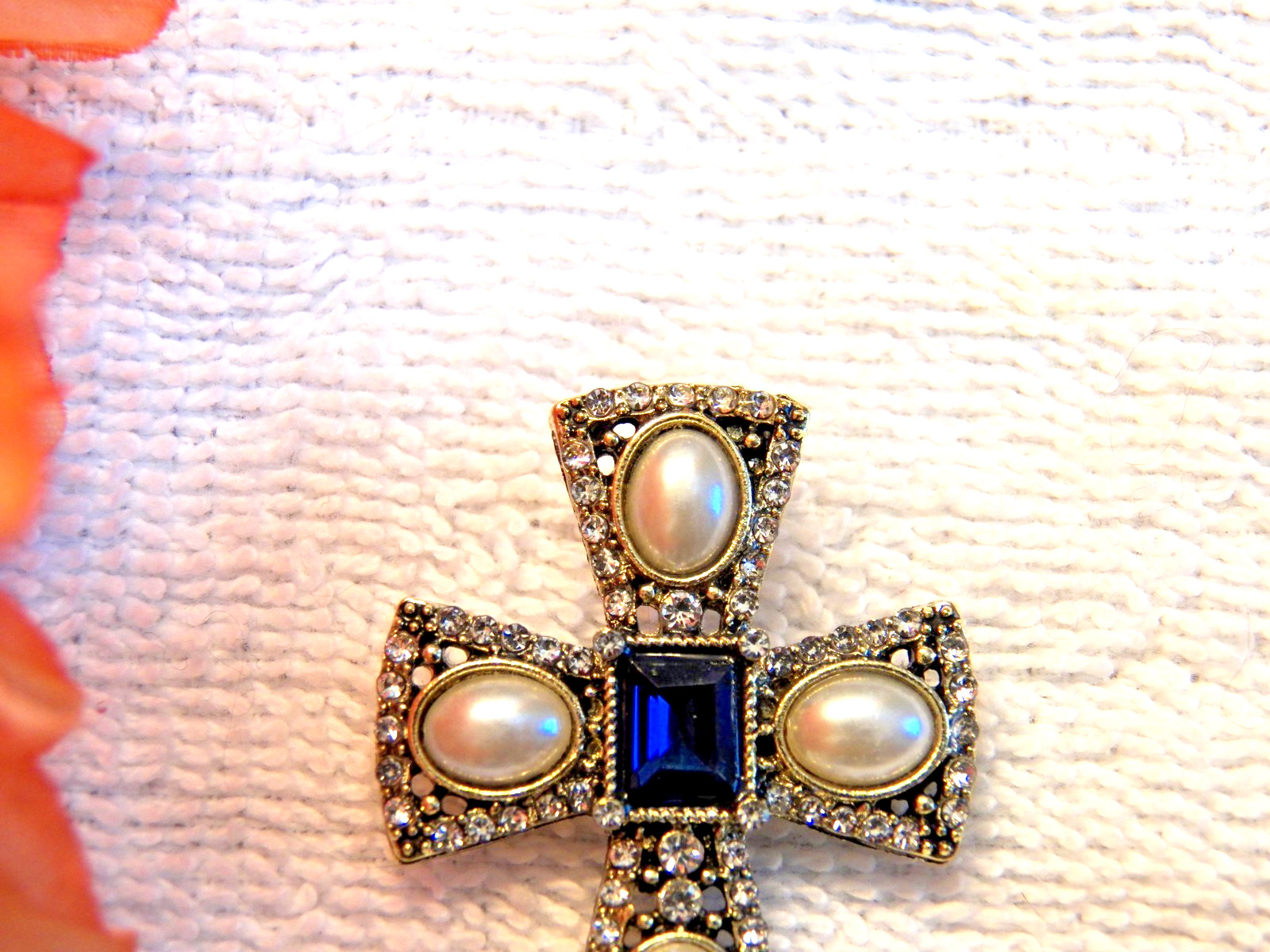 CLASSIC PIN BROOCH CROSS RELIGIOUS SYMBOL CHRISTIANITY RHINESTONES FAUX PEAR CH8
