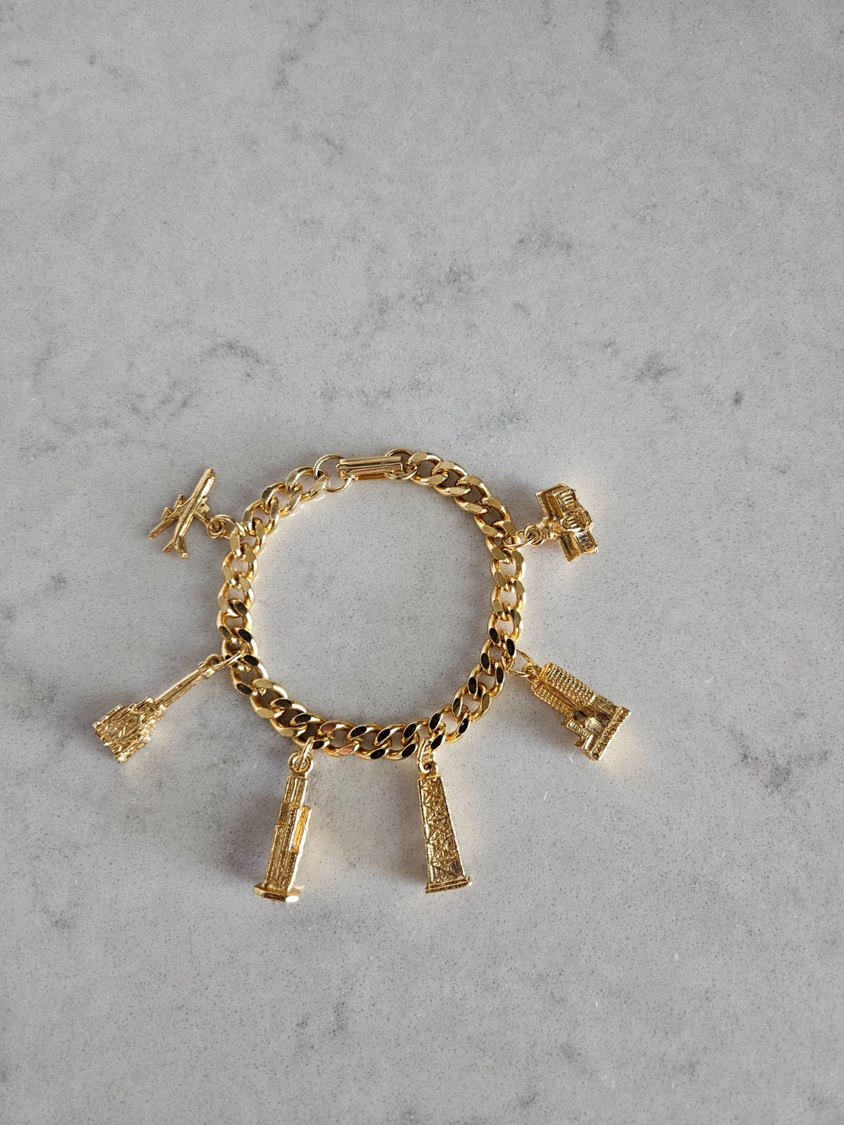 GOLD-TONE CHARM BRACELET WITH FAMOUS BUILDINGS IN CHICAGO CHARMS