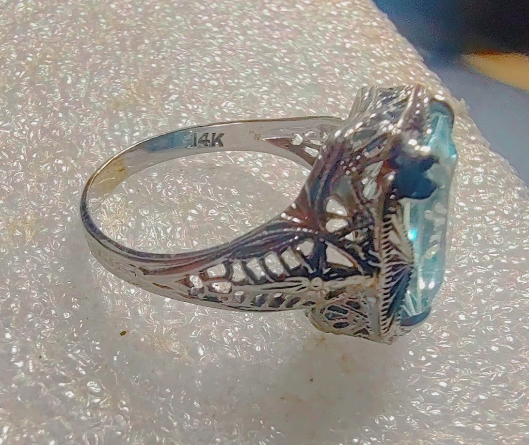 Gorgious 14K White GOLD Vintage Blue Topaz Ring Size 6 ((250))