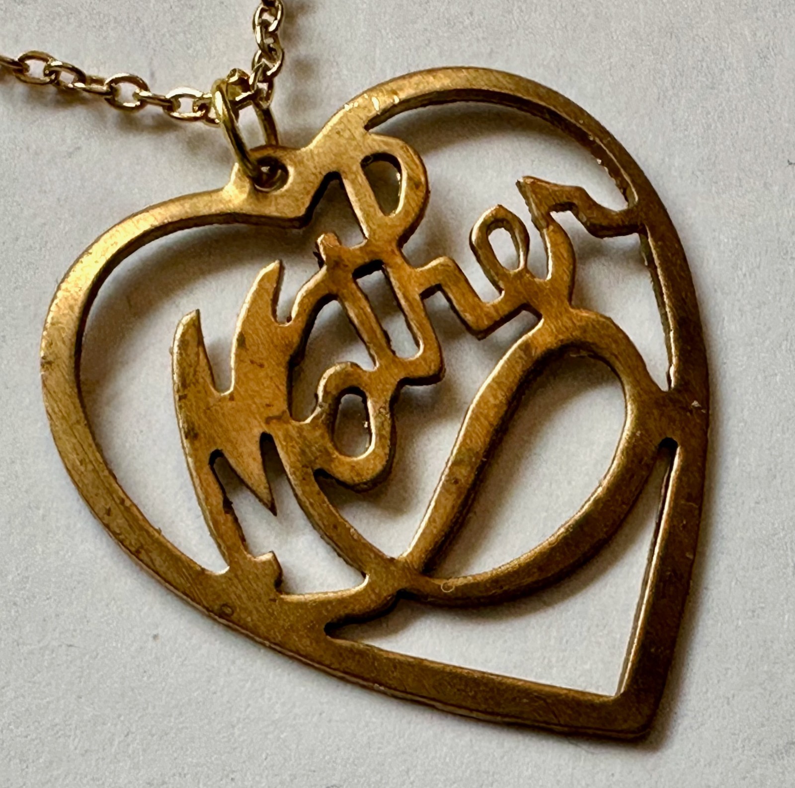VINTAGE HEART MOTHER WORD IN SCRIPT BRASS PENDANT 1 1/4″ NECKLACE 24″ GOLD PLATE
