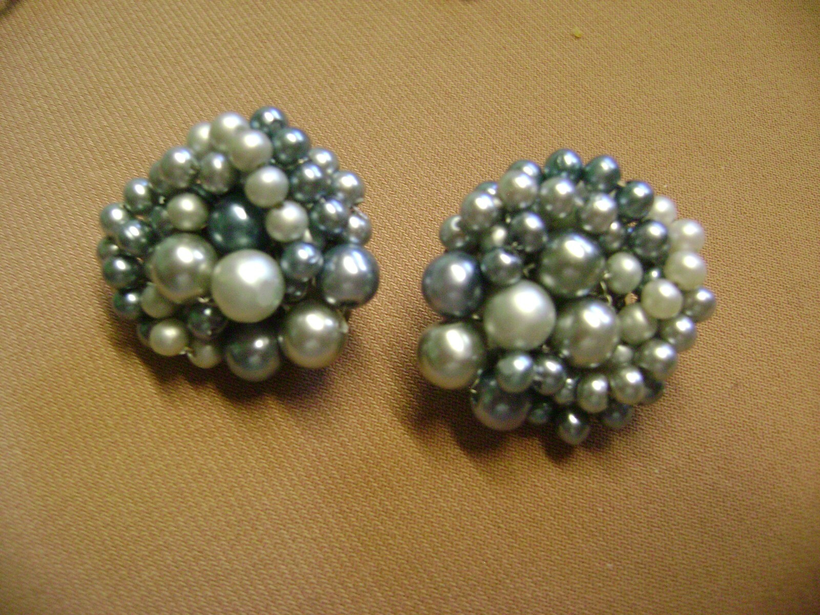 VINTAGE JAPAN BLUE BEADED CLUSTER ROUND SILVER TONE CLIP ON EARRINGS