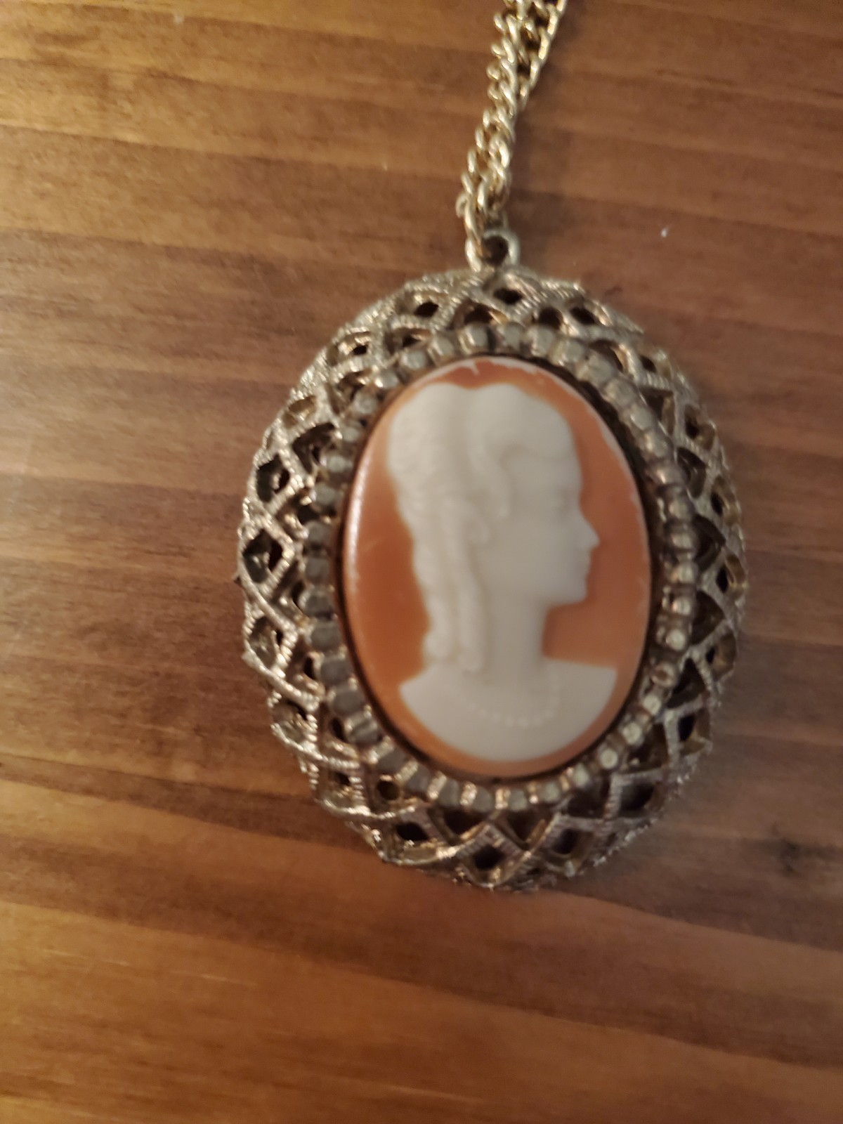 VTG Orange/Cream Cameo Pendant Costume Jewelry Necklace Gold Tone Chain/Setting