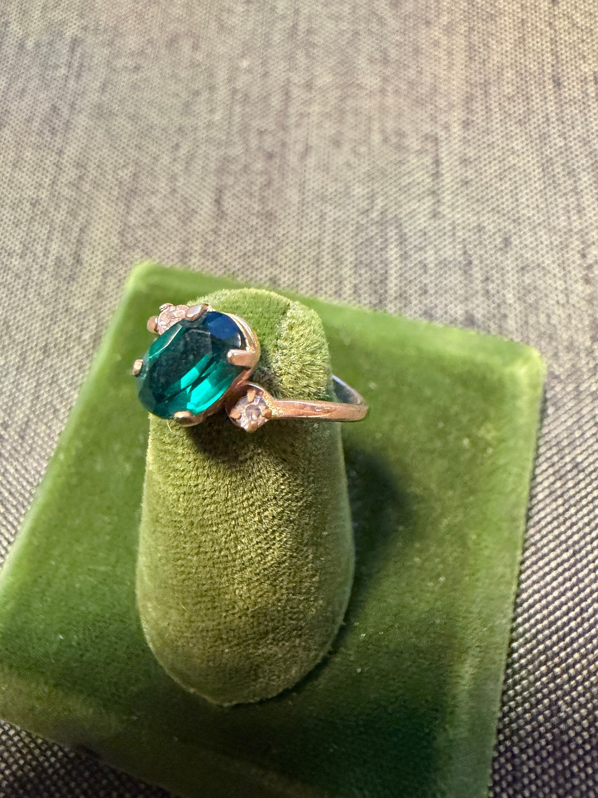 Vintage Sim. Emerald Stamped 10k SOLID Gold Ring Sz 4 May Birth Stone 0.97g