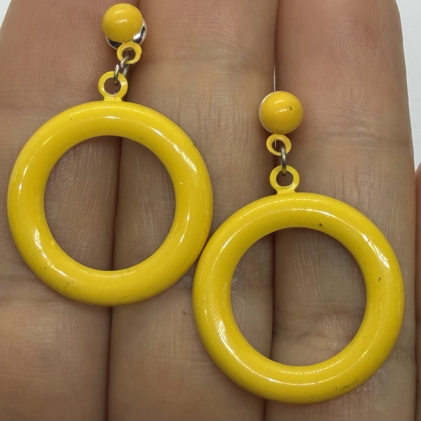 Vtg 70’s Pop Art Solid Yellow Enamel Circle Drop Hoop Door Knocker Earrings Post