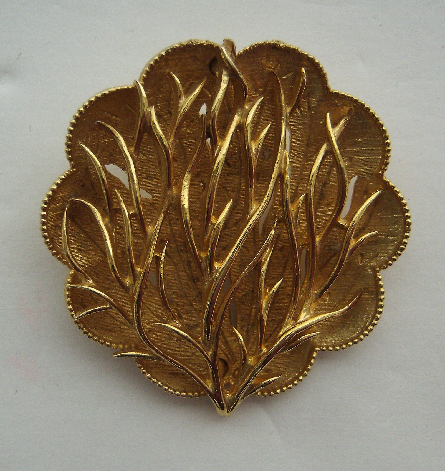 Vtg 1950’s Coro Large Round Gold-Toned Textured Openwork Leaf Brooch Pin
