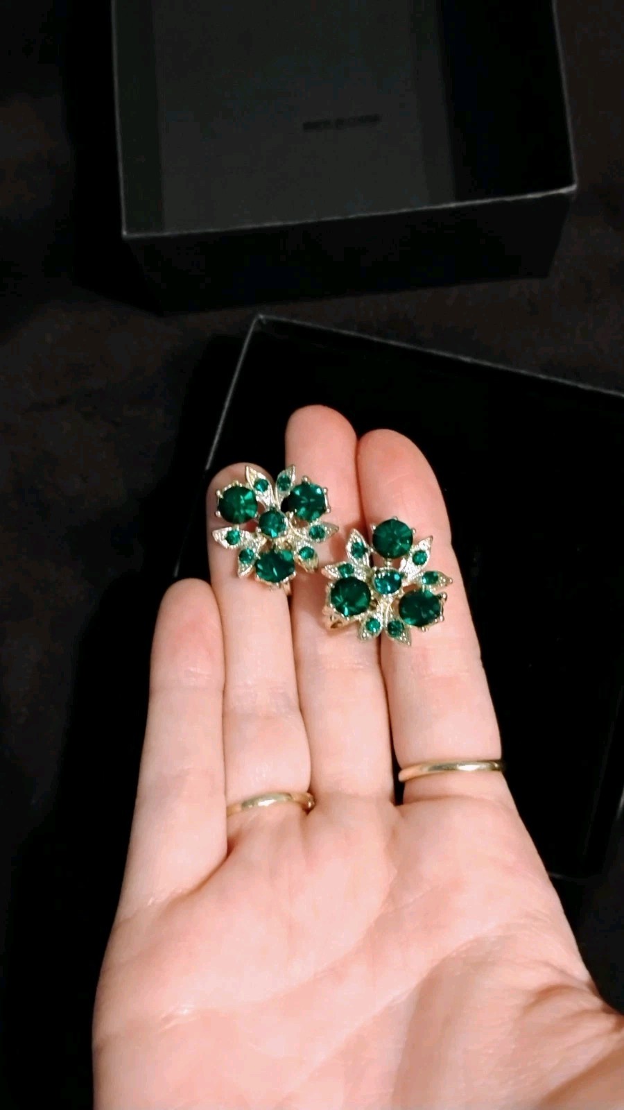 Vintage Gorgeous Vivid Emerald Green Rhinestone Silver Tone Screw Back Earrings