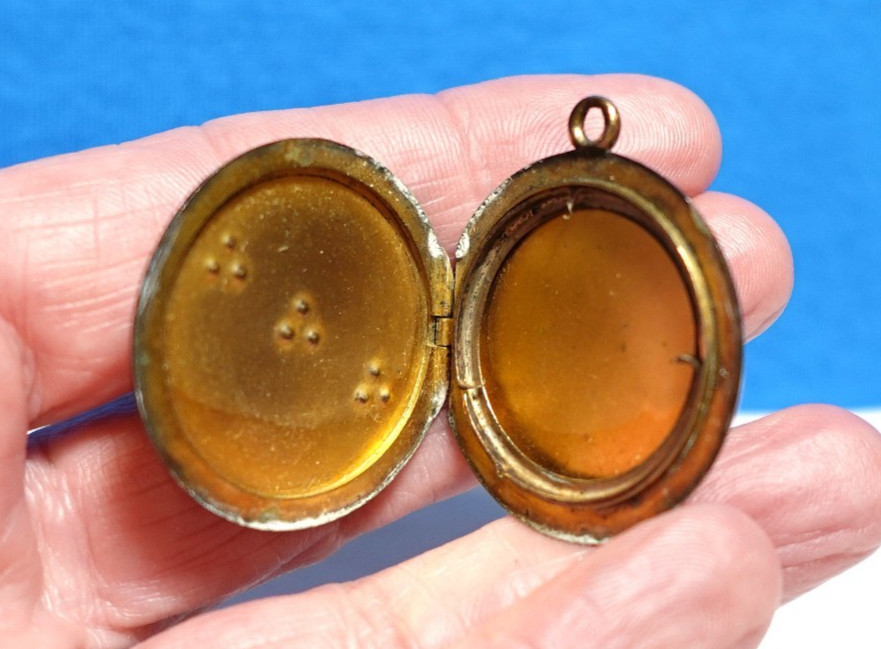 GOLD FILLED FRENCH PASTE LOCKET ANTIQUE 2 SIDED ROUND 10.5 GRAMS J-349