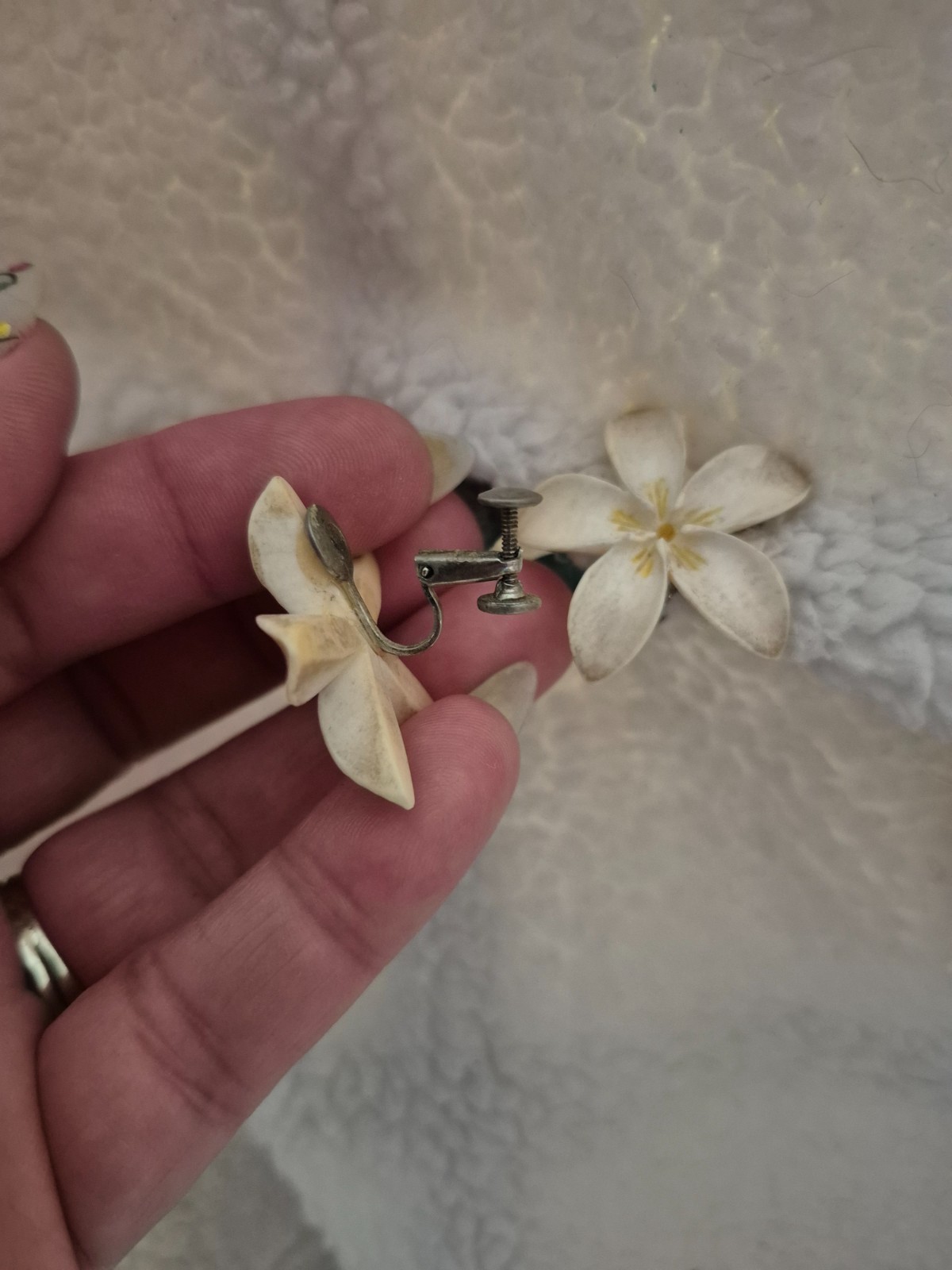 plumeria hawiian flower screw back (clip-on) earrings, made of shells? (not sure