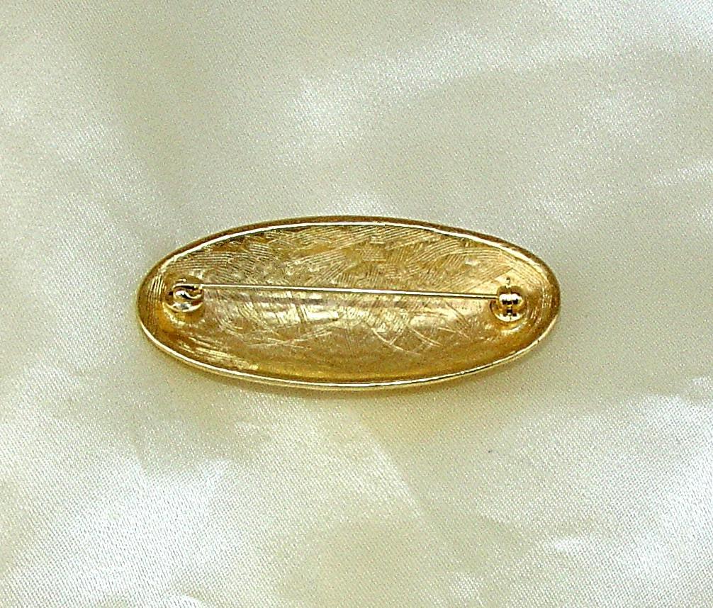 BEAUTIFUL GOLD-PLATED HAMMERED METAL DOME SHAPE COLLAR BROOCH PIN-EUC