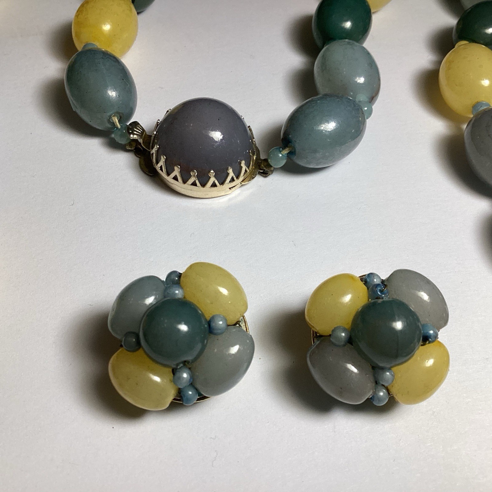 AWESOME VINTAGE 25” NECKLACE & CLIP-ON EARRINGS SET GRAY BLUE & YELLOW TONES