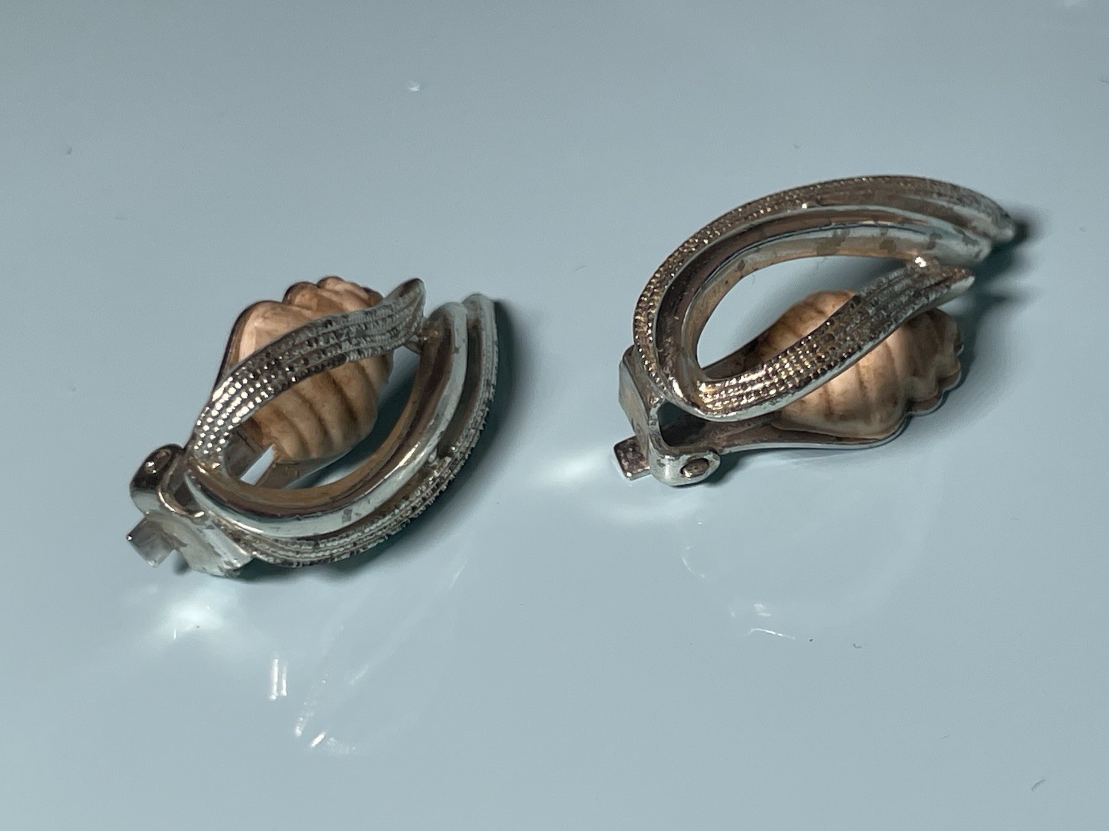 Vintage Sarah Coventry Silver Tone Clip On Earrings Textured Ribbon Swirl MCM