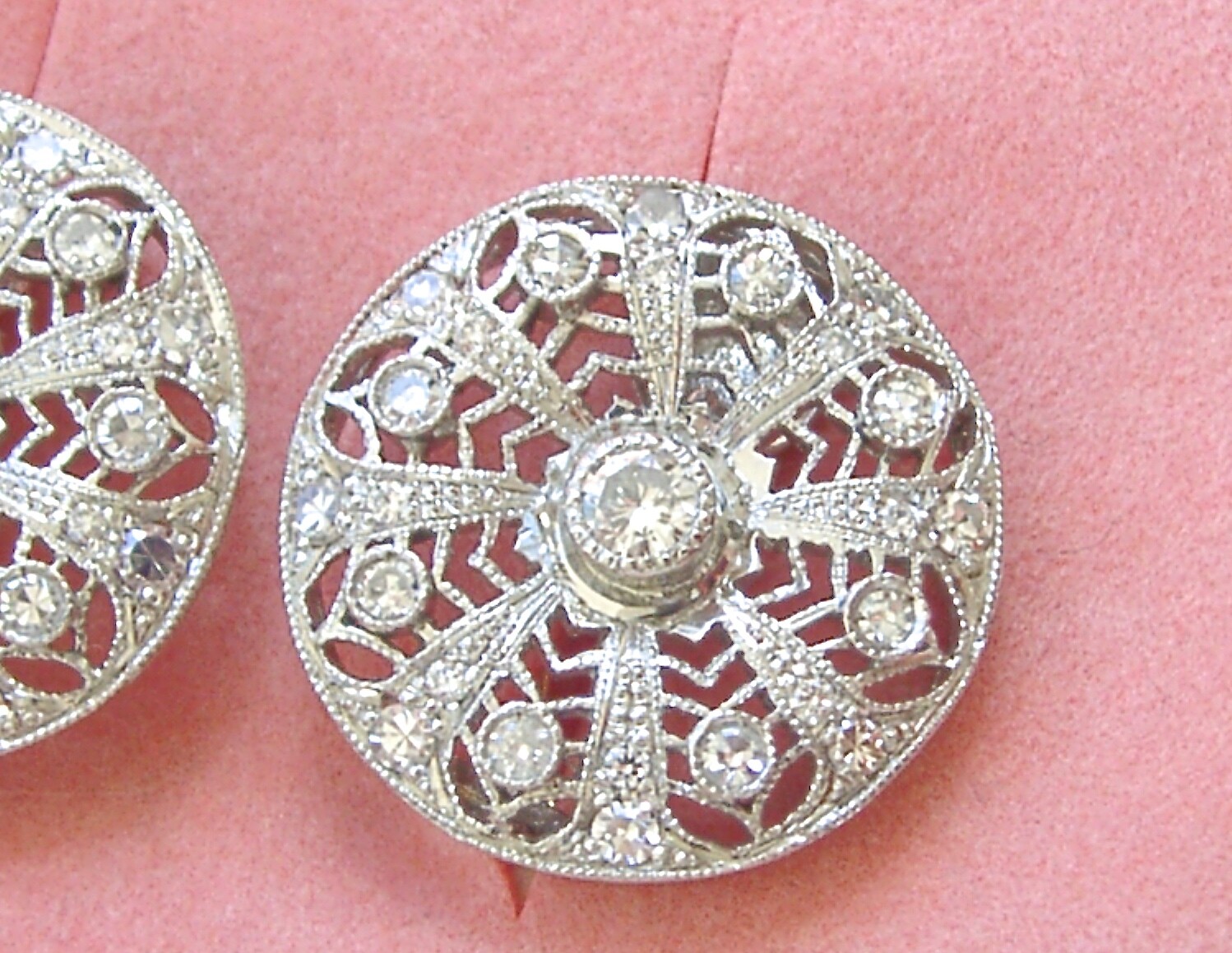 1.52ctw DIAMOND CLUSTER FILIGREE PLATINUM 13/16″ ROUND HUGGIE STUD EARRINGS 1950