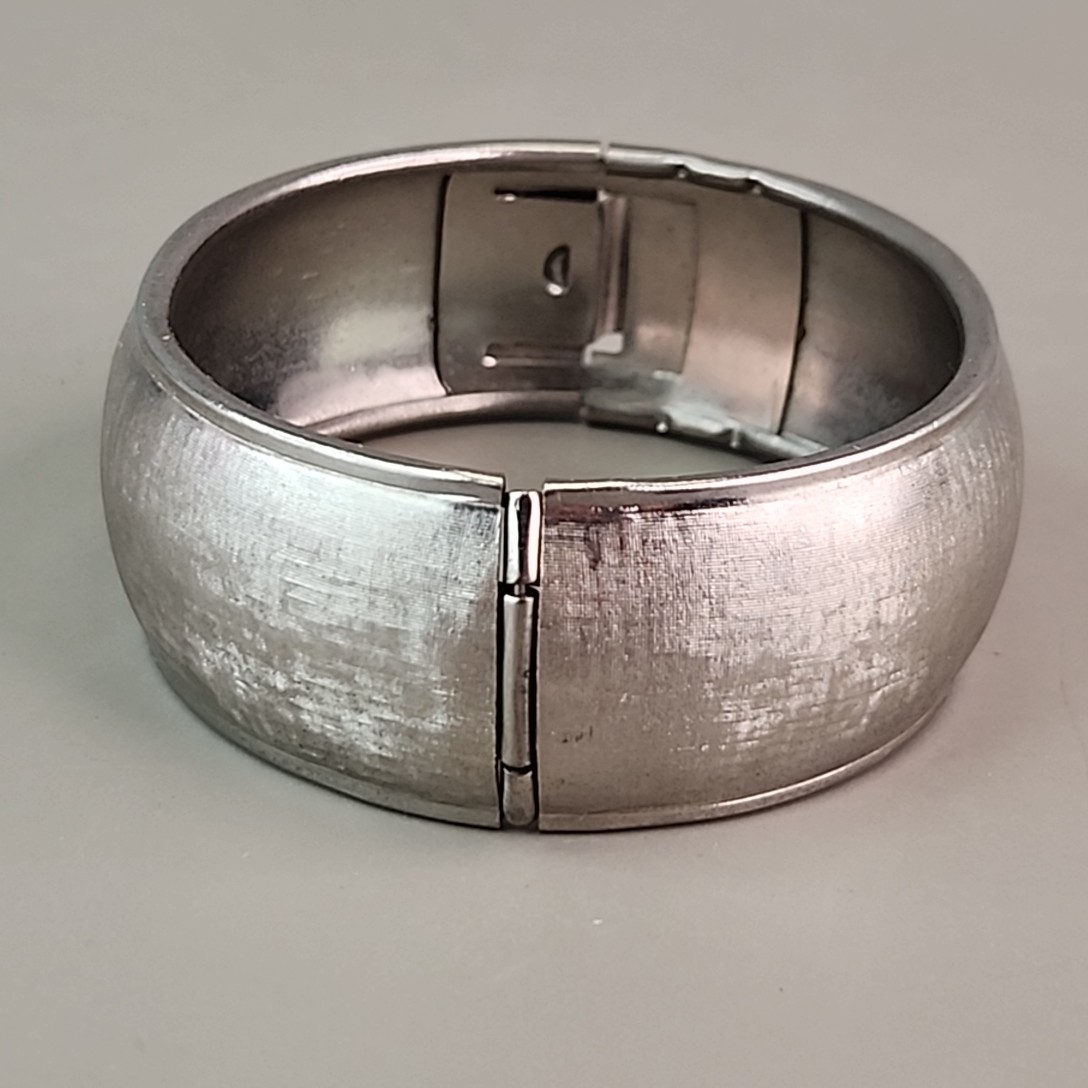 Vintage Hinged Bangle Bracelet Textured Silver Tone 22mm Wide 6.5″
