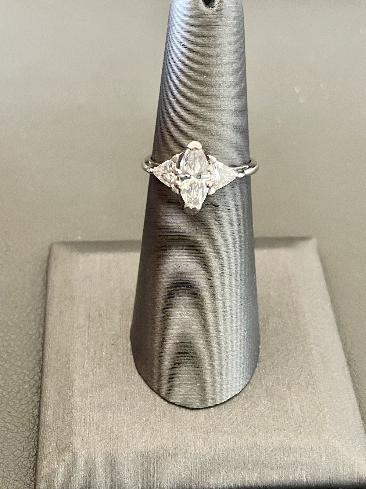 14KT White Gold 1.60CTW (1.00CT Center) Diamond Engagement Ring. Size 6(R211)