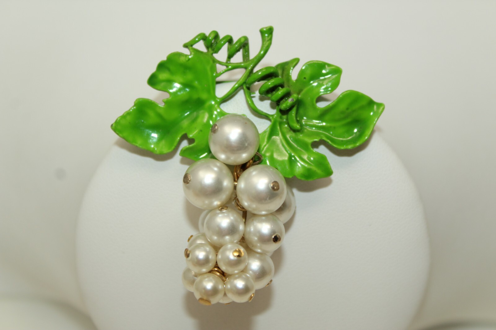 Beautiful Vintage Green Enamel & White Faux Pearl Grapes Vine Brooch Pin
