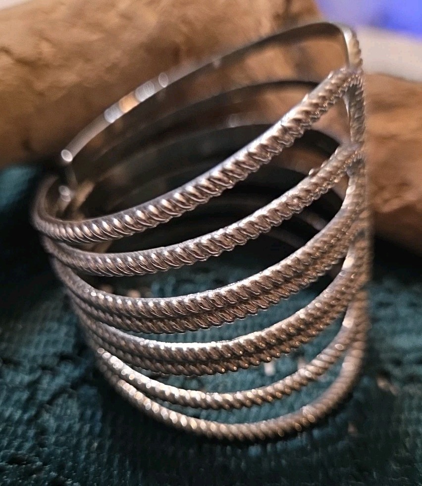 Vtg Silvertone Scalloped Front Opening Hinged Cuff Bracelet 16.51CM 6.5″ V12