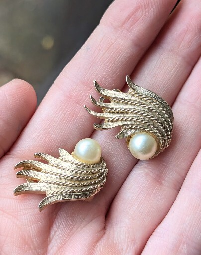 Vintage Classic KRAMER Faux Pearl Gold Tone Swirl Spray 1″ Clip Earrings