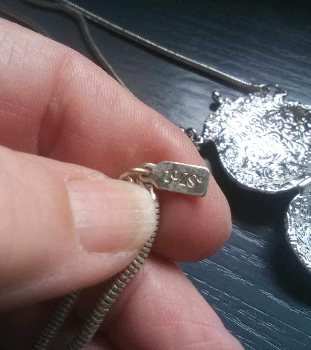 Vintage 1928 Jewelry Co Silver Tone Purse Locket Necklace. As Is J1026