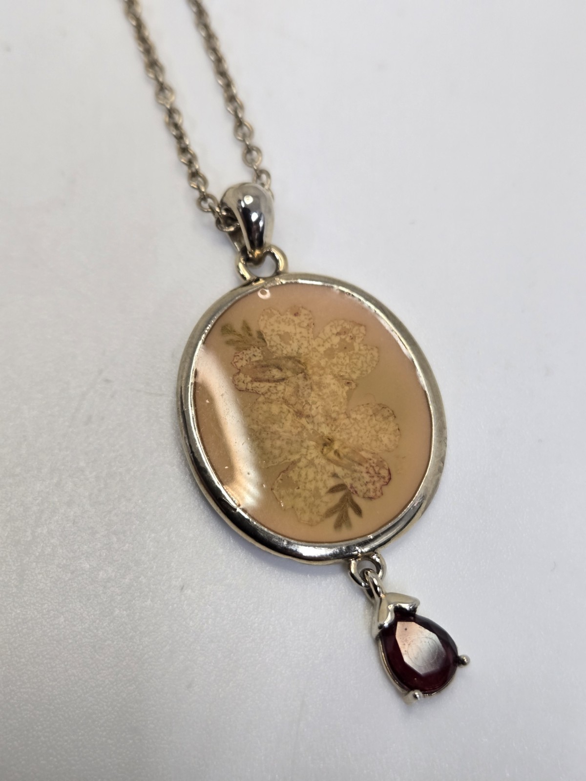 Vintage Butterscotch Amber Pendant Necklace 16″ Gold Tone Reverse Carved Floral