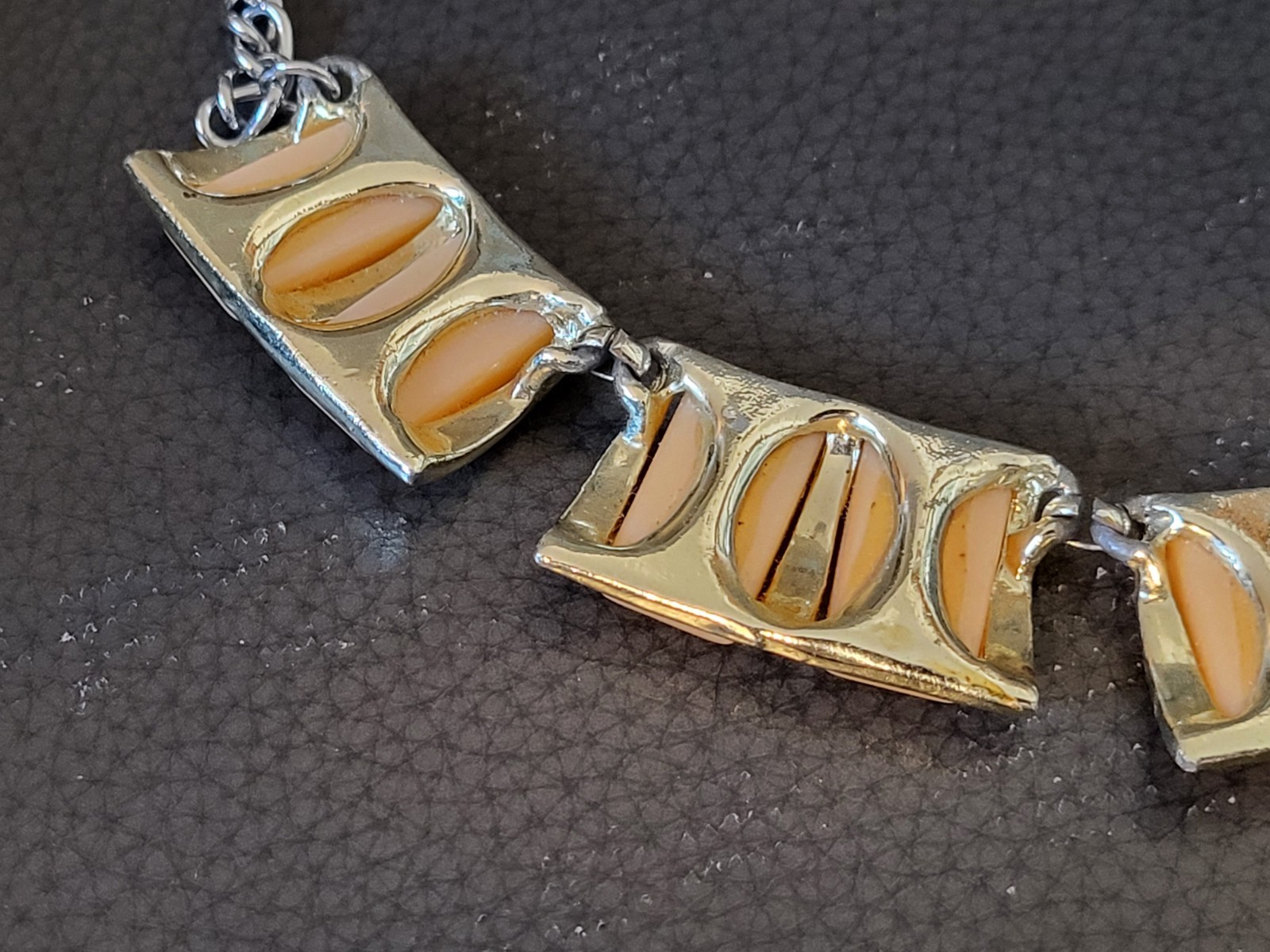 Vintage silver tone Necklace with Peach color stones.