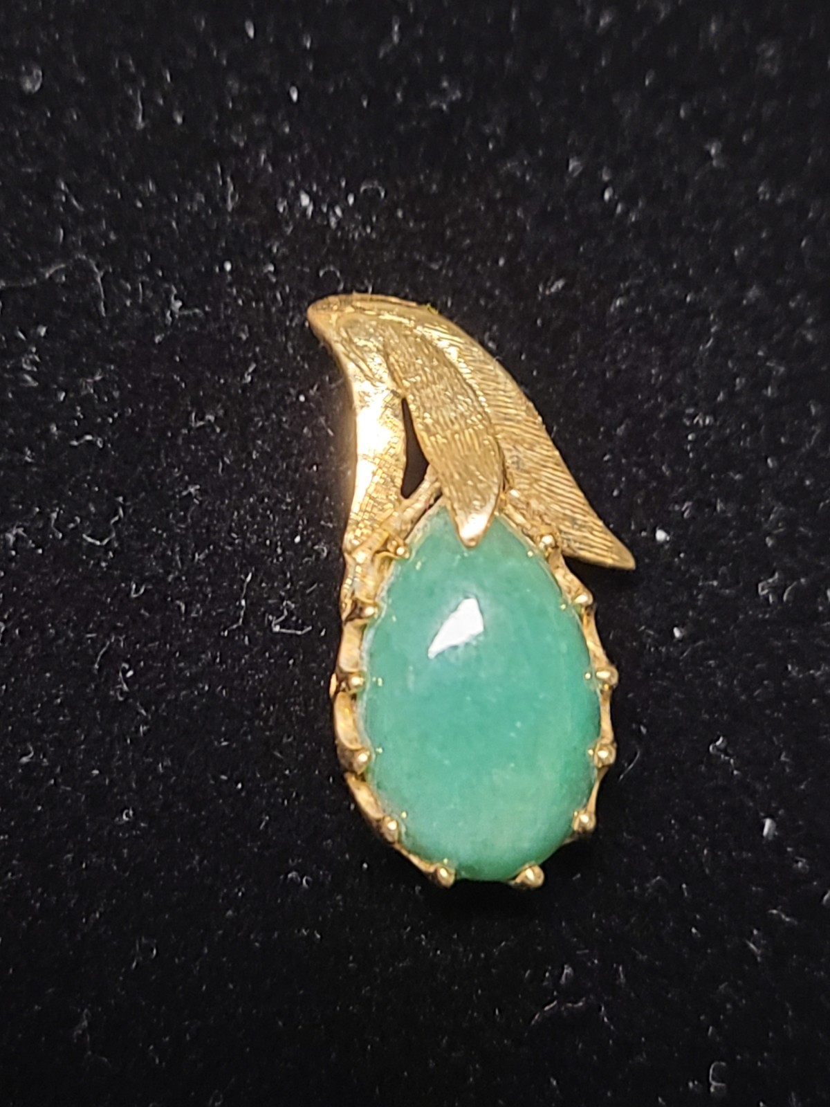 14K Yellow Gold Natural Green Jade Pendant – Pear Cabochon, Elegant Leaf Design