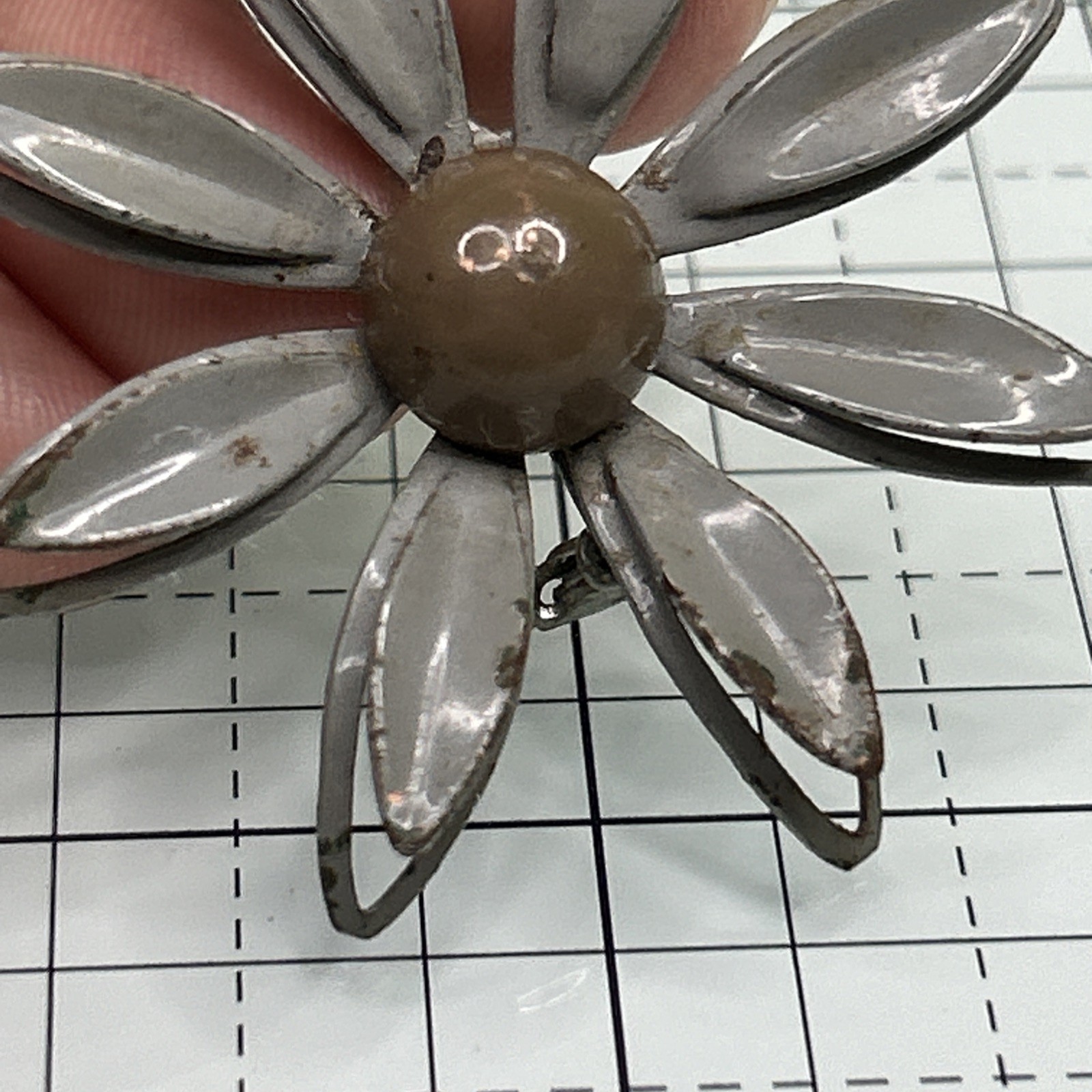 Vintage Retro Hippy Mod 60’s Gray Daisy Metal Flower Pin Brooch