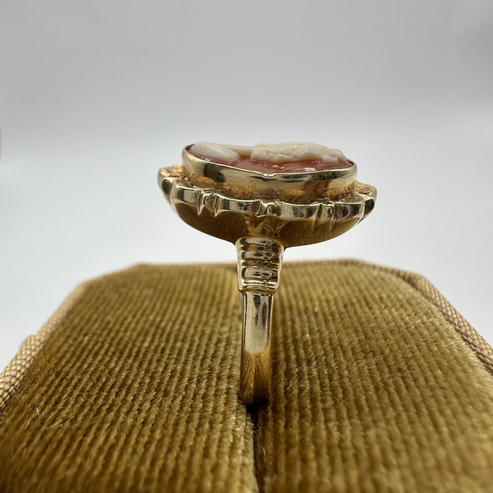 Vintage 14k Yellow Gold Carved Shell Oval Portrait Lady Cameo Ring ~ Size 6