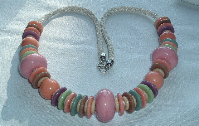 VINTAGE PASTEL MULTI-COLOR LUCITE BEAD NECKLACE