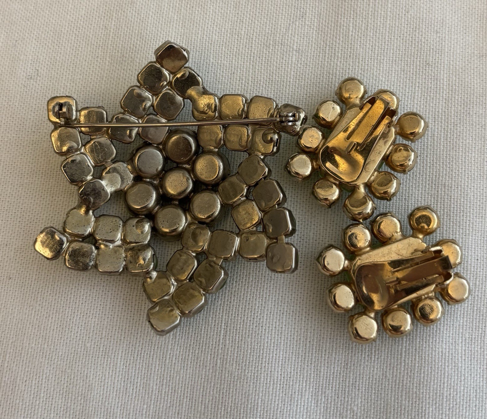 Stunning Vintage Green Brooch and Earrings Set. Excellent Condition