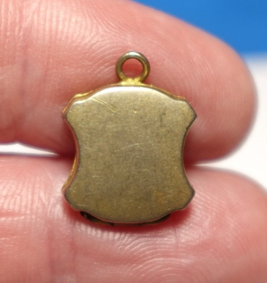GOLD FILLED LOCKET SHIELD SHAPED INITIALS B.J.ANTIQUE 14 X 10 MM 1.3 GRAMS J-828