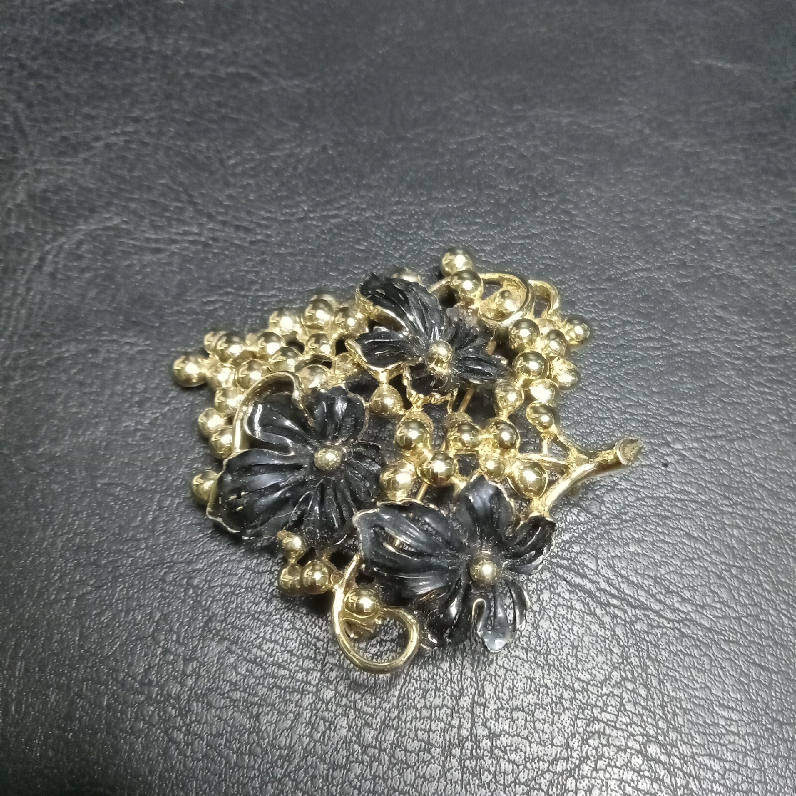 Vintage SARAH COVENTRY Bunch Of Grapes Black Enamel Leaf Brooch. 8496