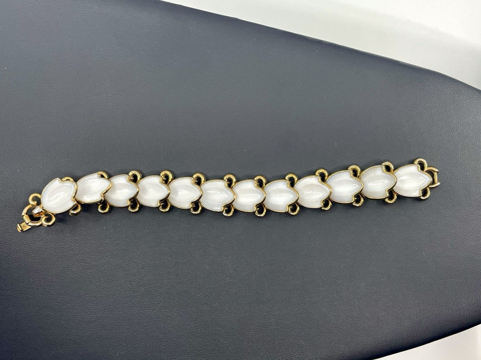 Vintage Crown Trifari Pat Pend Milk Glass Floral Bracelet Clip On Earrings Set